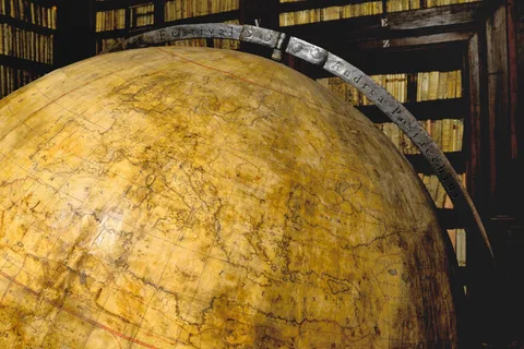 The (terrestrial) globe and Italy